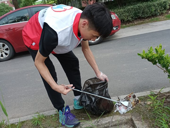 洁美港城 沙工在行动:电信系学生开展校园垃圾清理志愿服务活动